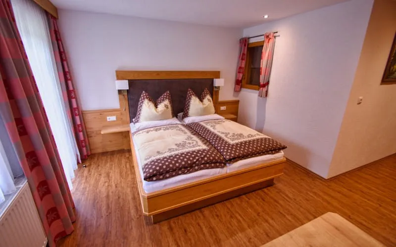 doppelzimmer_mit_balkon_9.jpeg